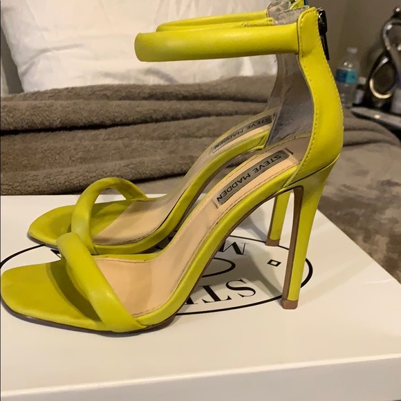 Women Heels - Picture 2 of 5